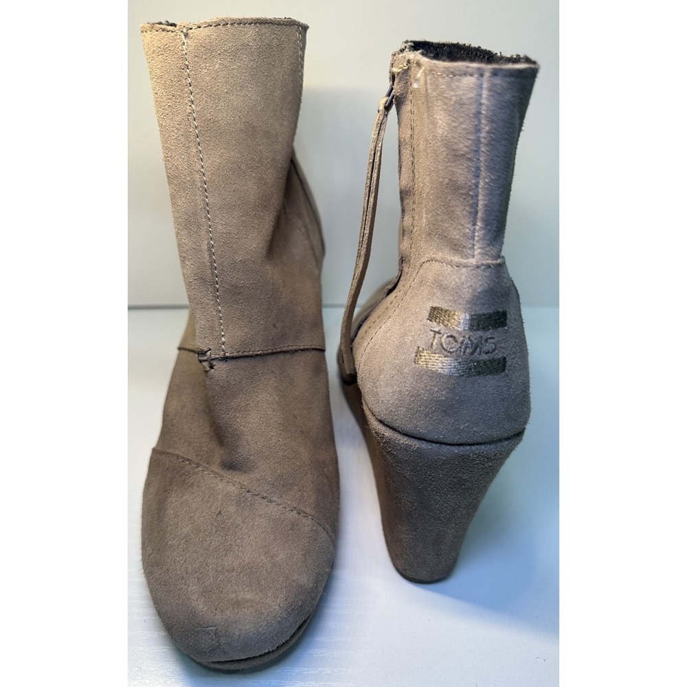 TOMS Ankle Wedge Boots Womens Sz 9W Shoes Taupe Suede Side Zipper Back Logo Y2K